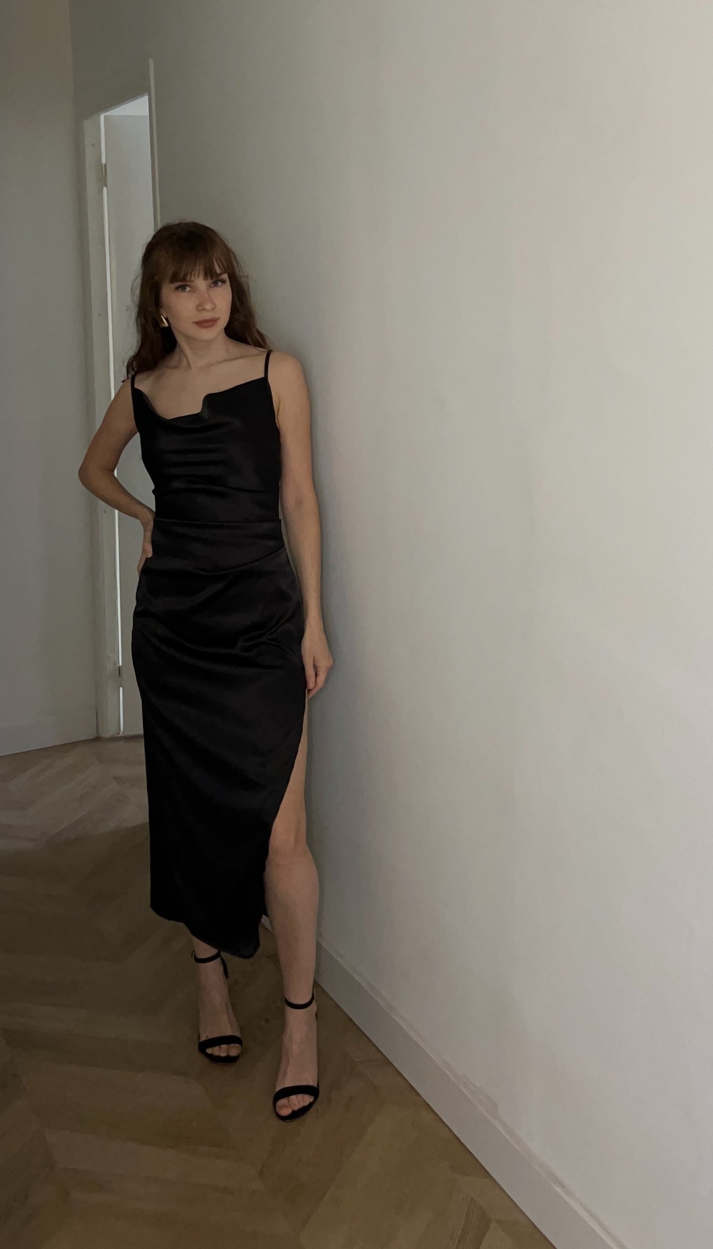 Robe à fines bretelles en satin, avec une fente