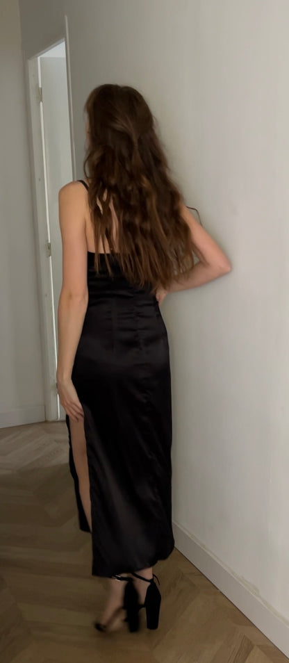 Robe à fines bretelles en satin, avec une fente
