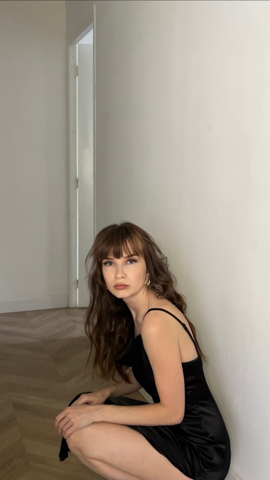 Robe à fines bretelles en satin, avec une fente