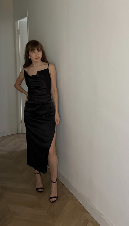 Robe à fines bretelles en satin, avec une fente